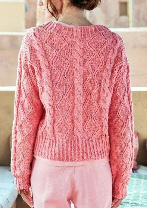 Розовый кардиган с ромбами и косами и поперечной планкой.