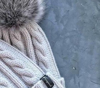 Шапка с помпонами, вяжем спицами Шапка с помпонами, вяжем спицами
