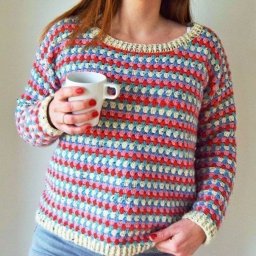 Стильный и универсальный: полосатый джемпер, связанный крючком!