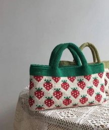 Сумка с клубничным настроением — вязаная сказка для лета