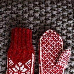 Красно-белые варежки жаккардом
