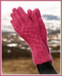 Перчатки с арановым узором спицами из пушистой мягкой пряжи