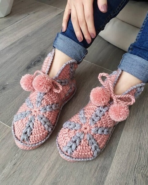 Красивые тапочки из мотивов крючком Красивые тапочки из мотивов крючком