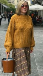 Женский свитер горчичного цвета с расширенными рукавами