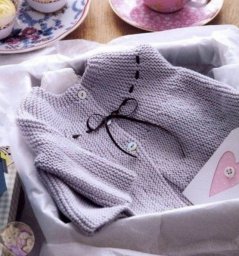 Сиреневый жакетик для малыша, связанный поперечным способом — нежность в каждой детали