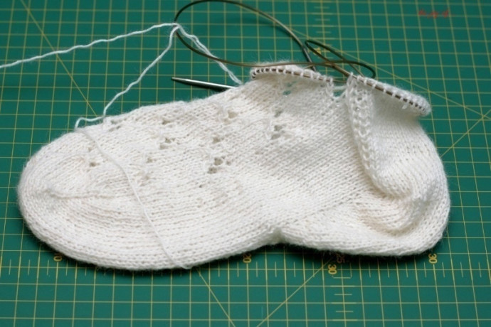 Миленькие короткие носочки на лето спицами