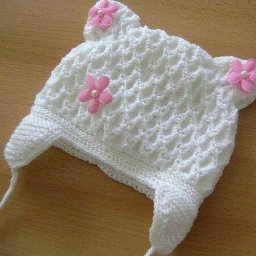 Милая детская шапочка, связанная спицами