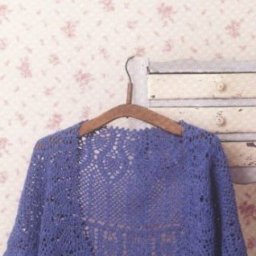 Нежная шаль фиолетового цвета