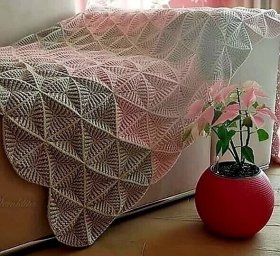 Вязаный плед из мотивов-треугольников