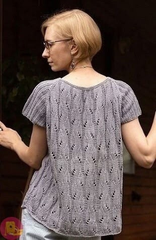 Серебристая футболка, связанная спицами