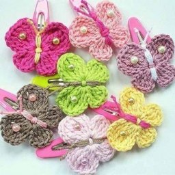 Идея для необычной заколочки с вязаными фрагментами