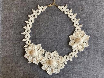 Нежное вязаное колье