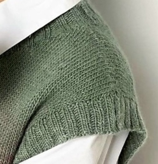 Жилет лицевой гладью