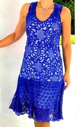 Платье, связанное крючком из кадратных мотивов