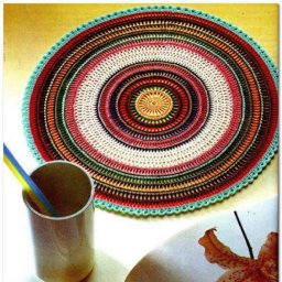 Простой коврик из остатков пряжи