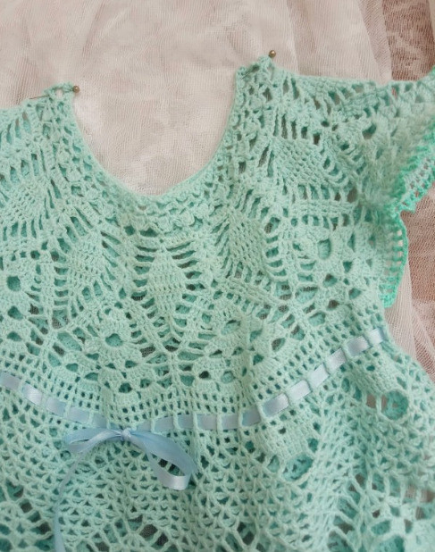 Платье крючком для маленькой модницы