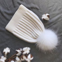 Вязаный спицами ангел