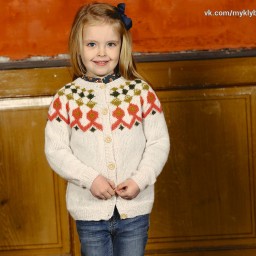 Кофта с яркой кокеткой для девочки