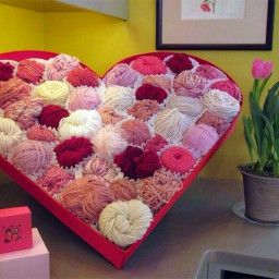 Лучший подарок для вязальщицы - много пряжи!