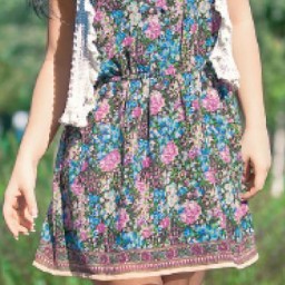 Ажурный жилет с оборкой по краю крючком