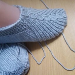 Еще один вариант для вязания тапочек спицами