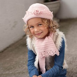Нежный вязаный комплект для девочки