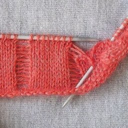 Объемный цветок, вязаный спицами