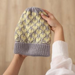 Детская шапка с узором "Сердечки"