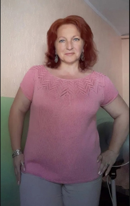 Нежная футболка спицами