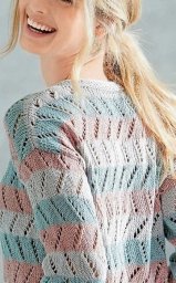 Лёгкий джемпер спицами с сочетанием ажурного узора и цветных полосок