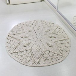 Красивый вязаный коврик для дома