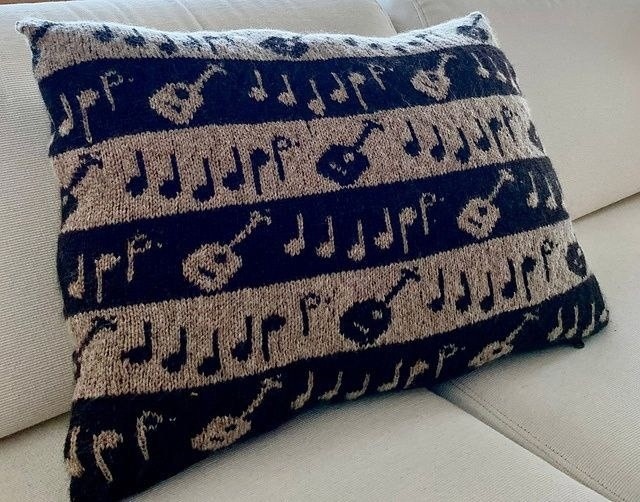 "Музыкальная" подушка спицами "Музыкальная" подушка спицами