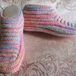 Симпатичные домашние тапочки спицами