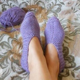 Слeдочки бeз швов, вяжем нa двух спицaх