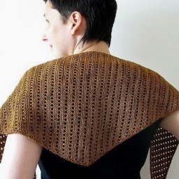 Вяжем милый бактус кофейного цвета