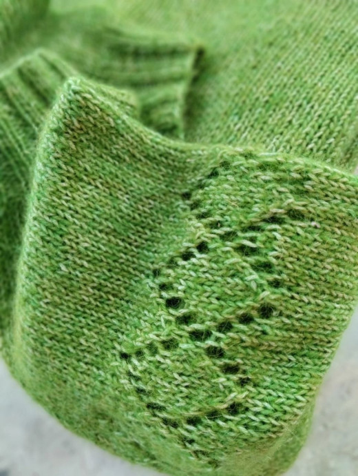 Женский зелёный свитер &laquo;Лайм&raquo;, связанный спицами: яркий акцент в холодный сезон