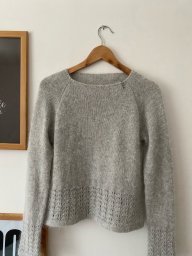 Нежный пуловер спицами