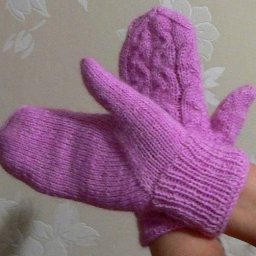 Необычные варежки спицами