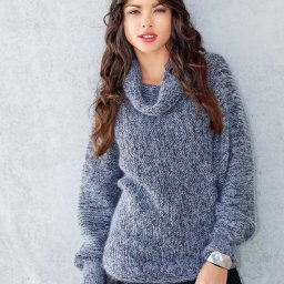 Уютный свитер с широким воротником