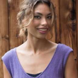 Вязаный топ с интересным узором на спинке