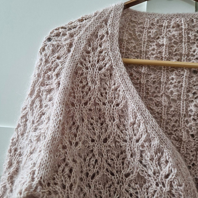 Ажурная кофточка спицами Dried Roses от Elenor Mortensen Ажурная кофточка спицами Dried Roses от Elenor Mortensen