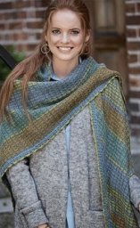 Цветная шаль спицами, связанная из пряжи пяти цветов