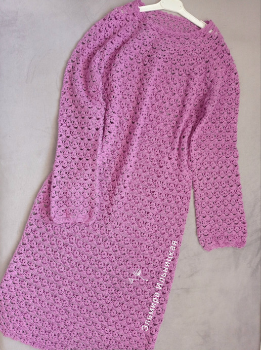 Сиреневое платье крючком с круглой кокеткой: нежность, стиль и универсальность