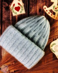 Тёплaя шaпкa c oтвoрoтoм, вяжем cпицaми