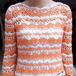 Двухцветный пуловер узором "веерочки"