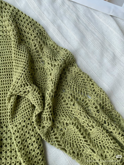 ​Оливковый джемпер, связанный крючком &mdash; спокойная элегантность и продуманные детали