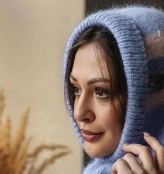 Пушистый капор в цветную полоску &mdash; уют с характером