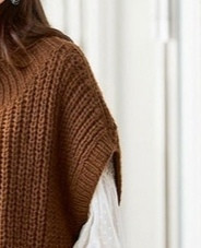 Длинная жилетка спицами.