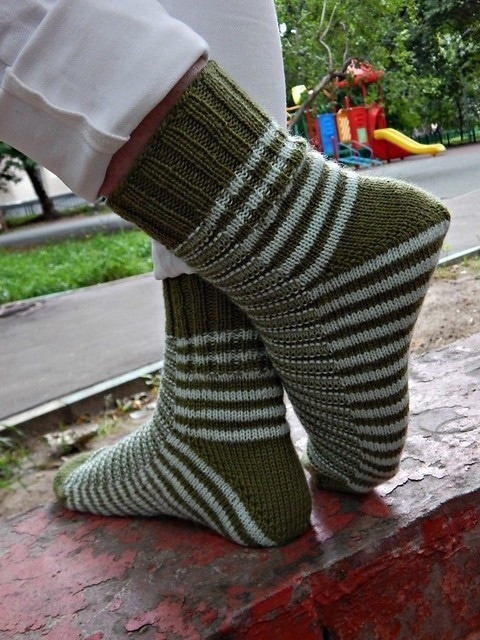 Вяжем полосатые носки спицами