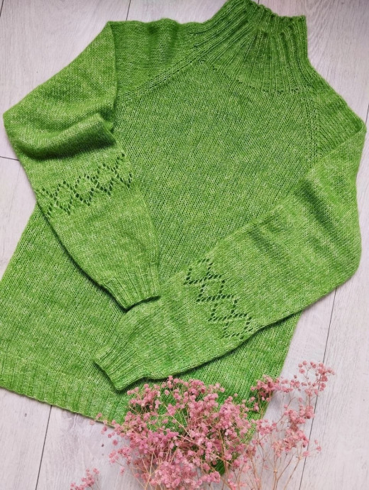 Женский зелёный свитер &laquo;Лайм&raquo;, связанный спицами: яркий акцент в холодный сезон